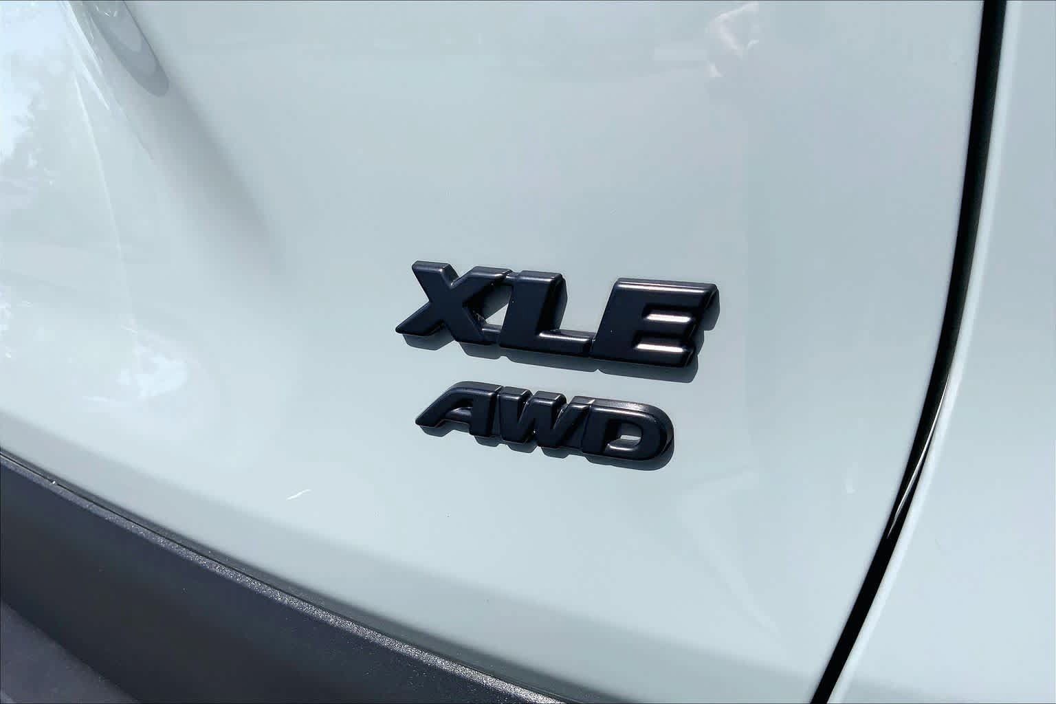 Used 2021 Toyota RAV4 XLE Premium AWD/4WD image 9