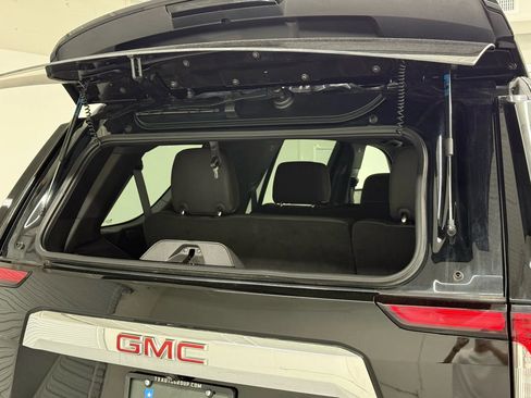 Used 2024 GMC Yukon SLT image 12