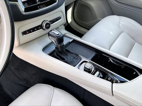 Used 2021 Volvo XC90 T5 Momentum w/ Protection Package Premier FWD image 17