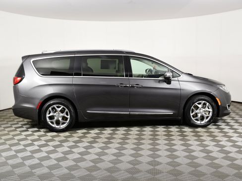 Used 2017 Chrysler Pacifica Limited FWD image 5