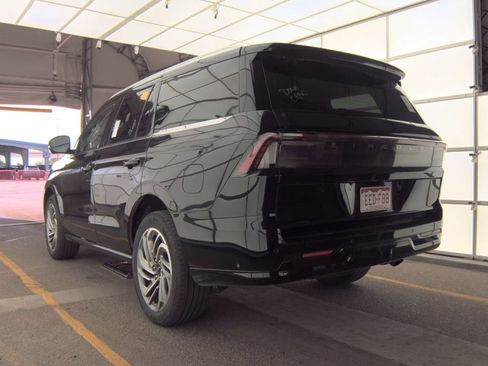 Used 2025 Lincoln Navigator Reserve AWD/4WD image 6