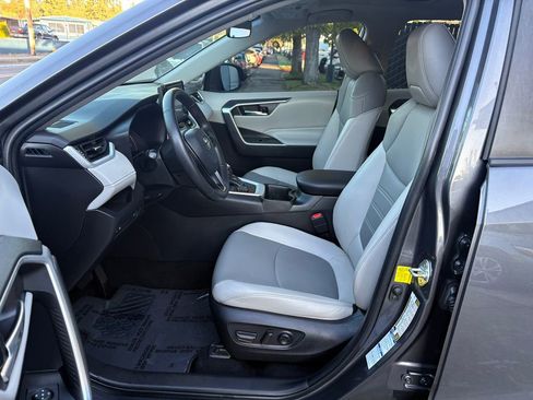 Used 2022 Toyota RAV4 XLE Premium image 15