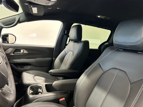 New 2025 Chrysler Pacifica Select image 26