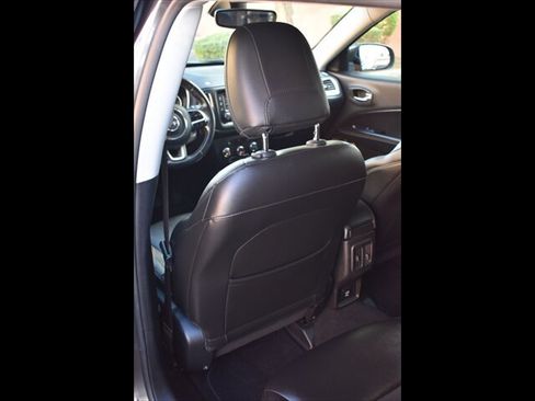 Used 2018 Jeep Compass Latitude FWD image 19