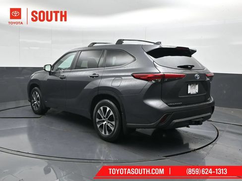 Used 2023 Toyota Highlander XLE AWD/4WD image 8