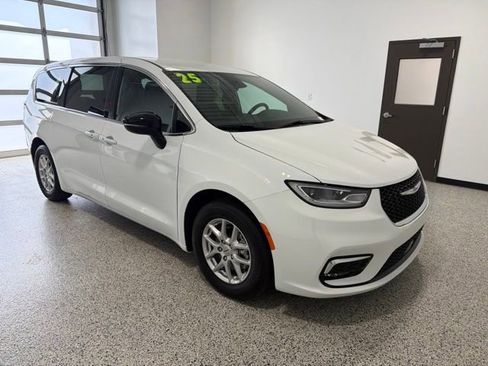 Used 2025 Chrysler Pacifica Select FWD image 2