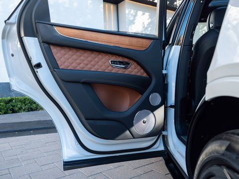 Used 2023 Bentley Bentayga image 41