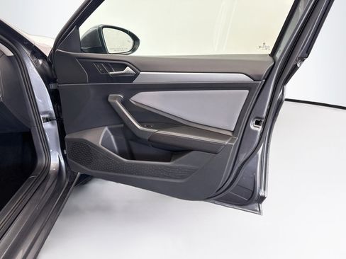 Used 2025 Volkswagen Jetta SE FWD image 32