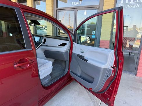 Used 2018 Toyota Sienna LE image 22