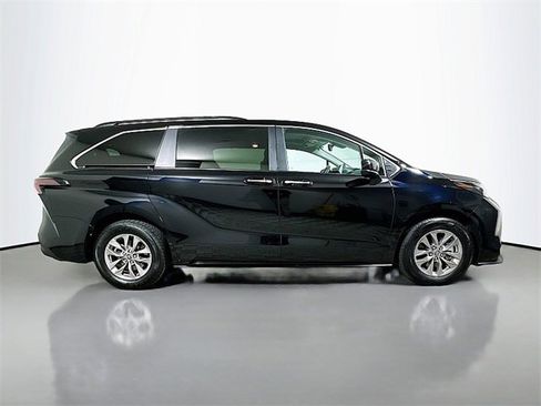 Used 2025 Toyota Sienna XLE image 8