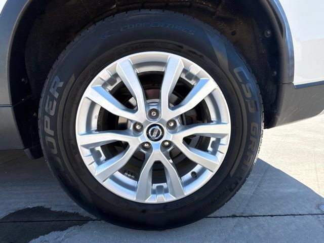 Used 2017 Nissan Rogue SV FWD image 9