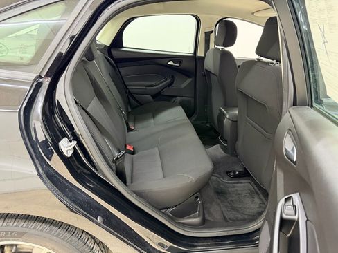 Used 2018 Ford Focus SE w/ SE Appearance Package image 13