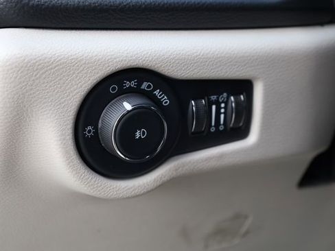 Used 2024 Chrysler Pacifica Limited image 12