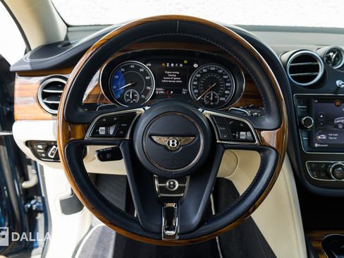 Used 2019 Bentley Bentayga AWD/4WD image 24