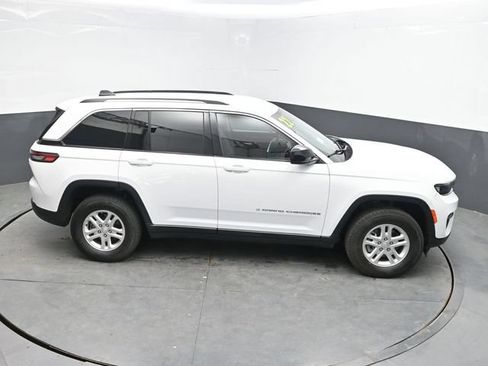 Used 2022 Jeep Grand Cherokee Laredo AWD/4WD image 34