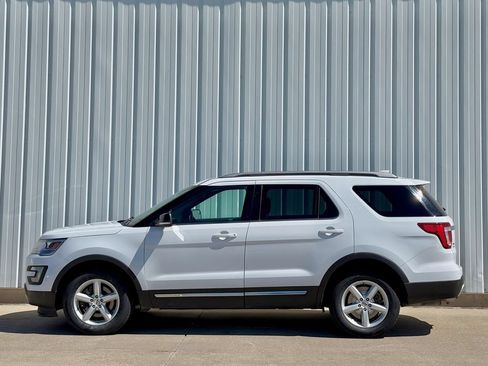 Used 2016 Ford Explorer XLT AWD/4WD image 3
