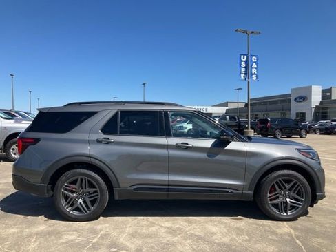 Used 2025 Ford Explorer ST-Line w/ ST-Line Street Pack AWD/4WD image 8