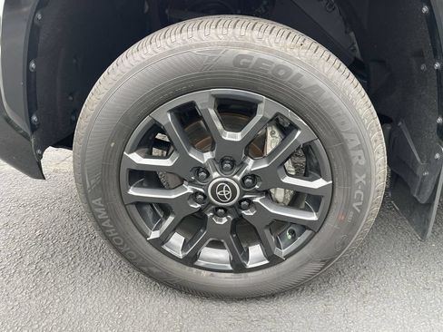 Used 2024 Toyota Tundra Platinum AWD/4WD image 32