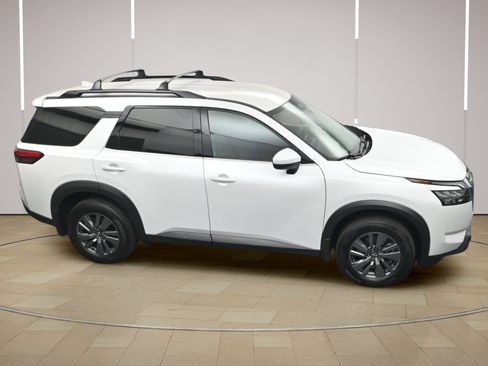 Certified 2025 Nissan Pathfinder SV FWD image 33