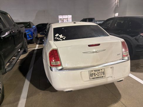 Used 2014 Chrysler 300 image 8