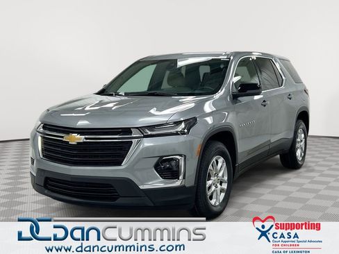 Used 2023 Chevrolet Traverse LS FWD image 1