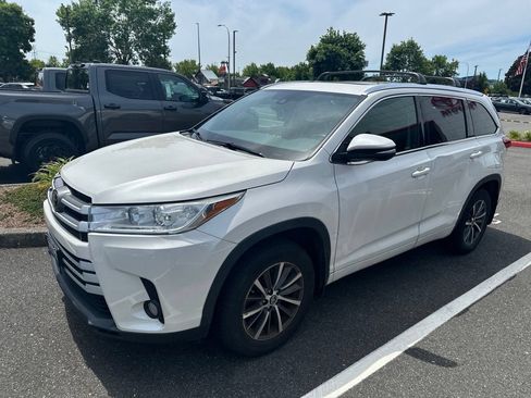 Certified 2018 Toyota Highlander XLE AWD/4WD image 1