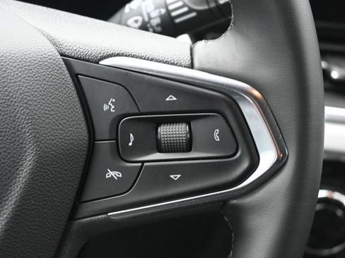 Used 2025 Chevrolet Trax LT w/ LT Convenience Package FWD image 17