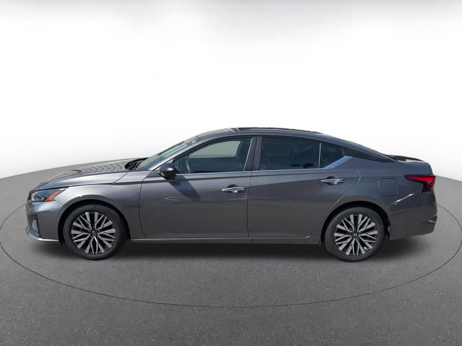 Used 2025 Nissan Altima 2.5 SV FWD image 7