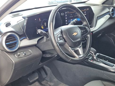 Used 2025 Chevrolet Trax LT w/ LT Convenience Package FWD image 13