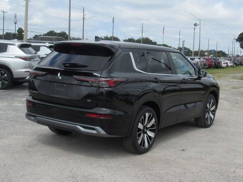 New 2025 Mitsubishi Outlander SE FWD image 3