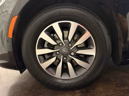 Used 2023 Chrysler Pacifica Touring-L FWD image 10