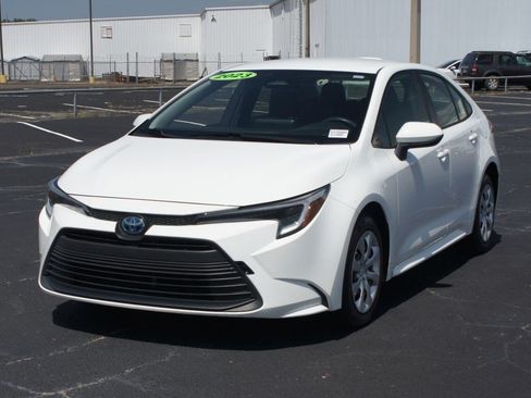 Used 2023 Toyota Corolla LE FWD image 2