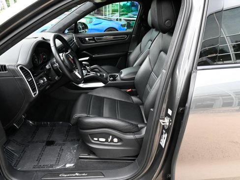 Used 2021 Porsche Cayenne Turbo AWD/4WD image 17