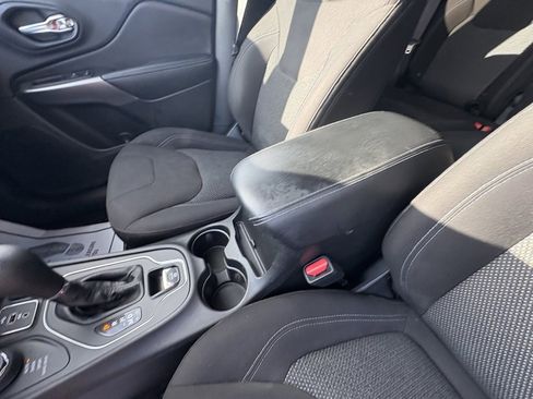 Used 2019 Jeep Cherokee Latitude w/ Cold Weather Group image 36