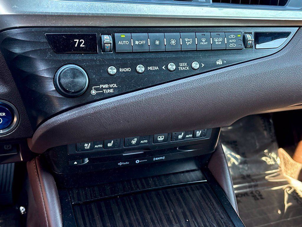 Used 2019 Lexus ES 300h w/ Accessory Package 2 FWD image 27