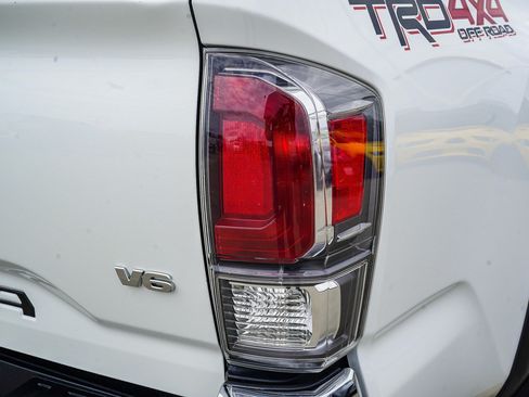 Certified 2023 Toyota Tacoma TRD Off-Road AWD/4WD image 8