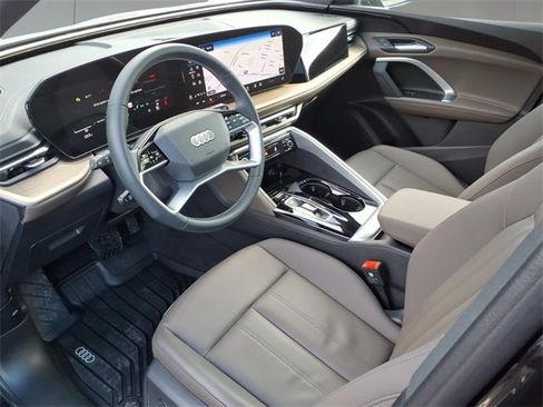 Used 2025 Audi Q5 Premium w/ Convenience Package image 14