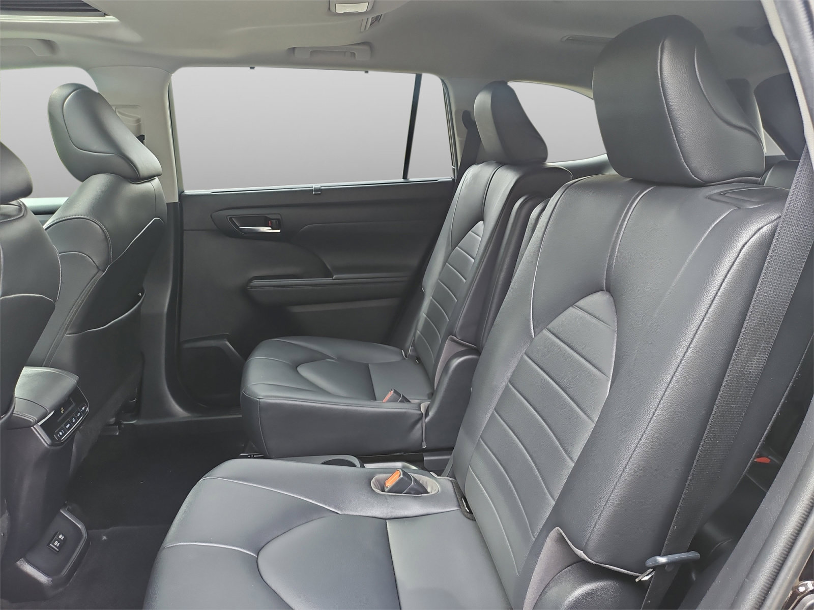 Used 2020 Toyota Highlander XLE FWD image 42