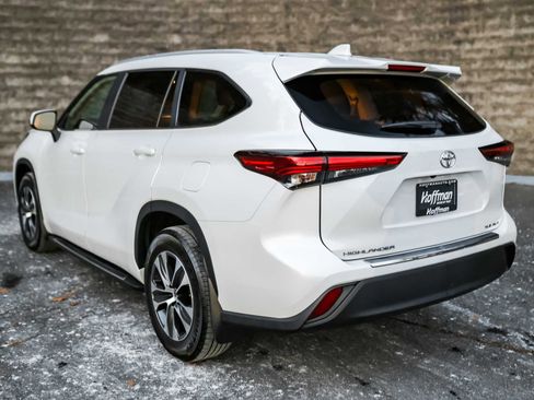 Certified 2023 Toyota Highlander XLE image 10