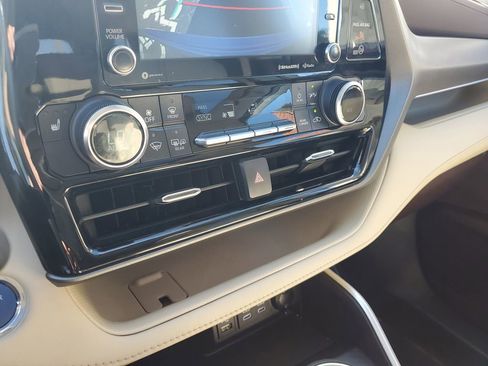 Used 2022 Toyota Highlander XLE image 32