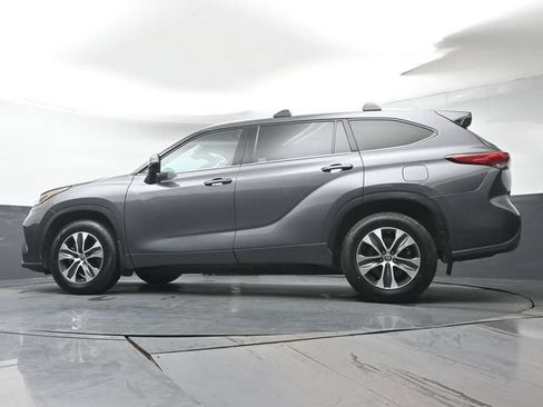 Used 2022 Toyota Highlander XLE AWD/4WD image 30