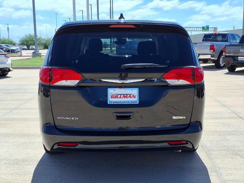 Used 2023 Chrysler Voyager LX FWD image 6