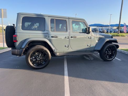 Used 2025 Jeep Wrangler Unlimited Sahara AWD/4WD image 15