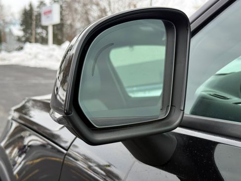 Used 2022 Volvo XC40 T5 Momentum image 23