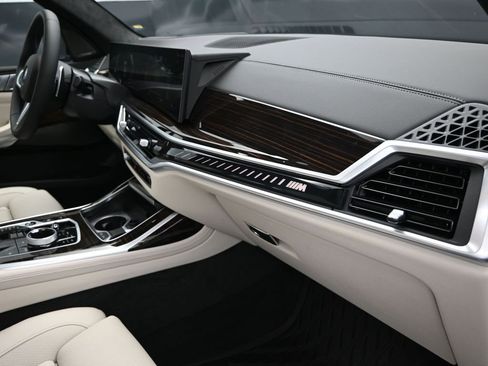 New 2026 BMW X7 M60i image 25