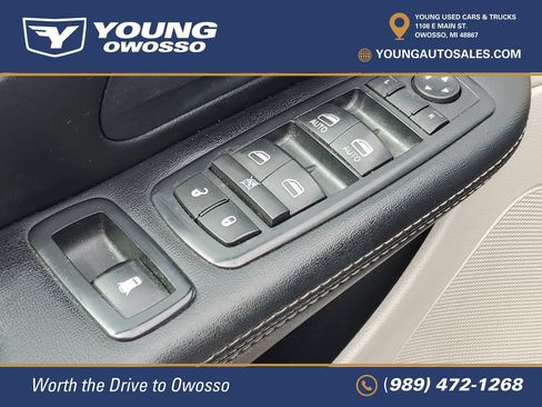 Used 2016 Chrysler Town & Country Touring-L FWD image 25