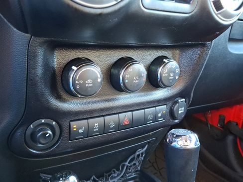 Used 2016 Jeep Wrangler Unlimited Sahara w/ Connectivity Group image 17