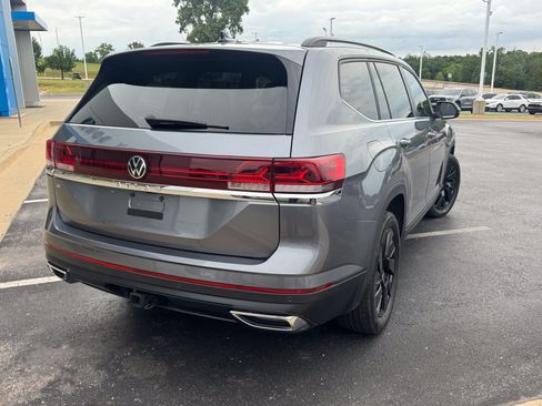 Used 2024 Volkswagen Atlas SE w/ Black Wheel Package FWD image 4