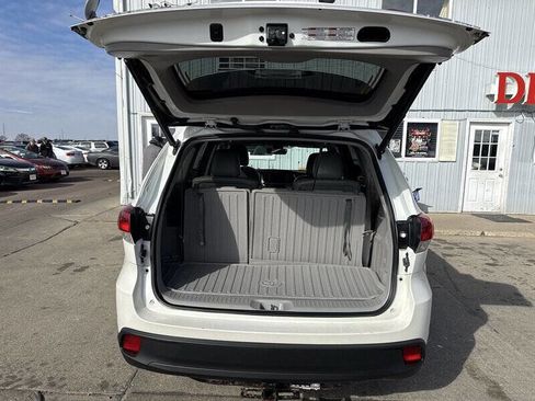 Used 2017 Toyota Highlander XLE image 19