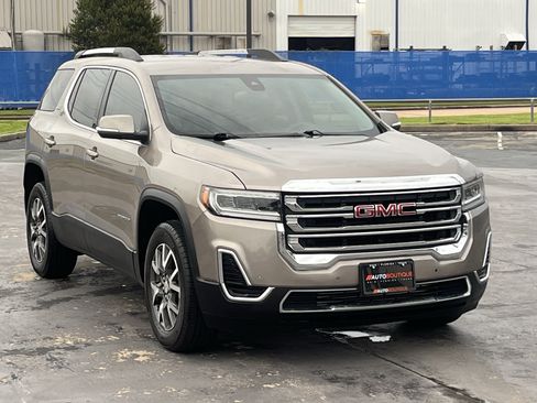 Used 2023 GMC Acadia SLE w/ Driver Convenience Package FWD image 3